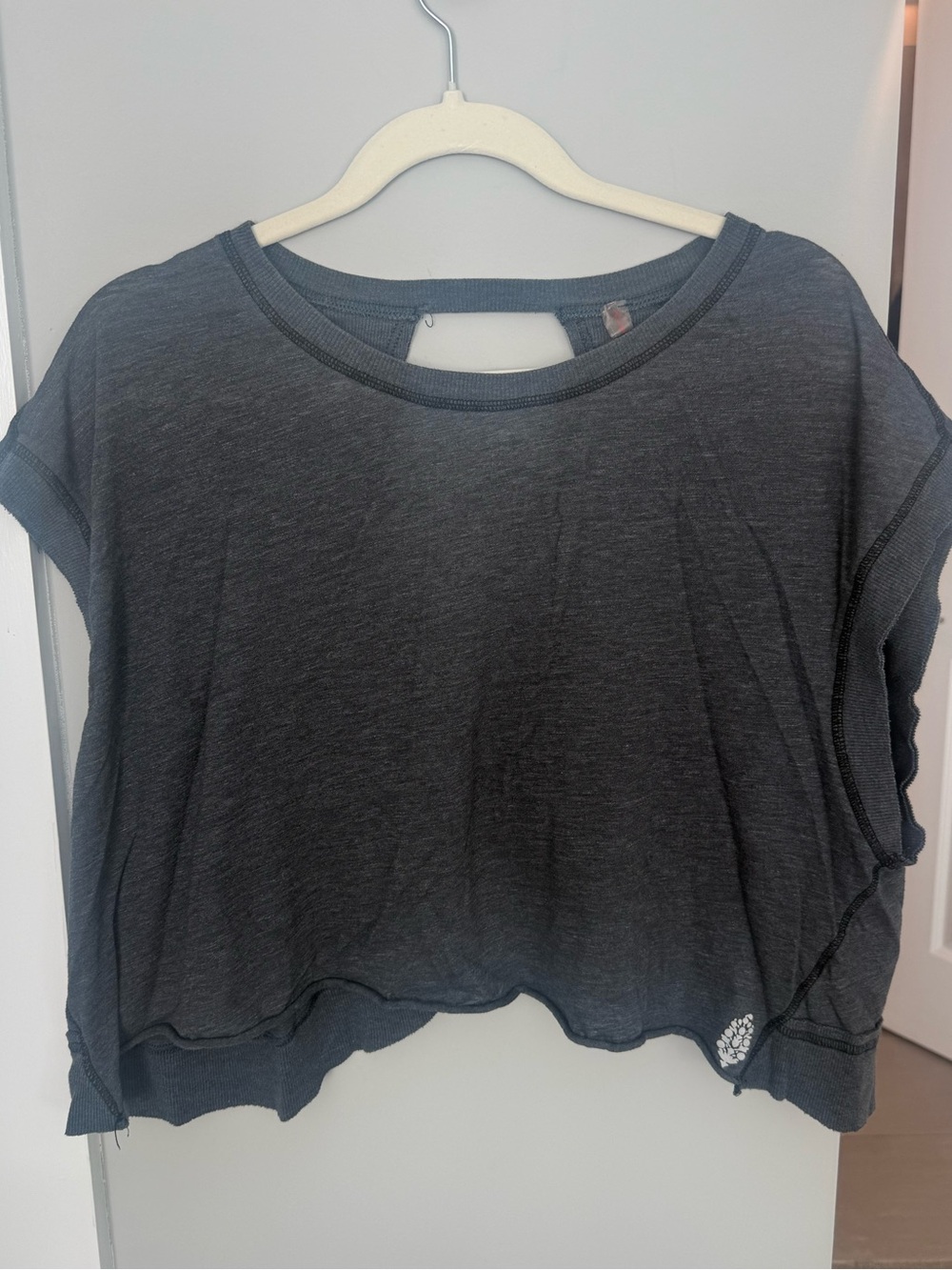 Women's FREE PEOPLE MOVEMENT Charcoal Cropped Tee - Casual Crewneck Top